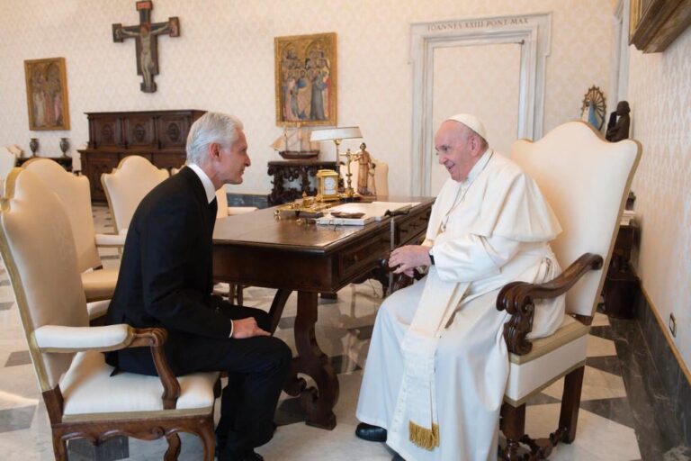Se reúne Alfredo del Mazo con Papa Francisco