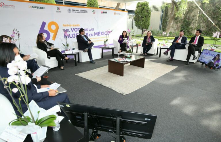 Conmemora INE 69 aniversario del voto de las mujeres