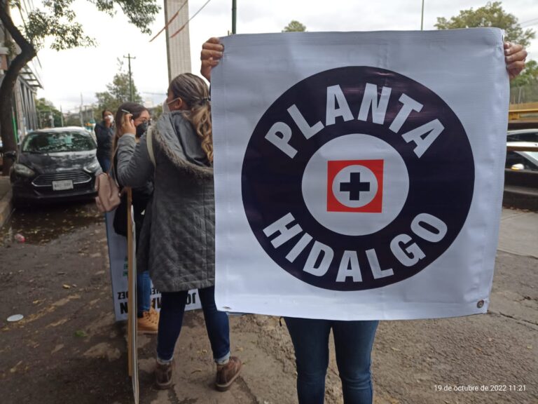 Exigen familias de trabajadores de la planta Cruz Azul Hidalgo reinstalación inmediata de luz