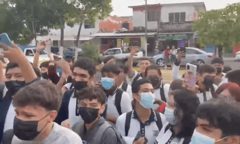Debido que no traen el corte de cabello ni el uniforme establecido, alumnos denuncian discriminación en Veracruz