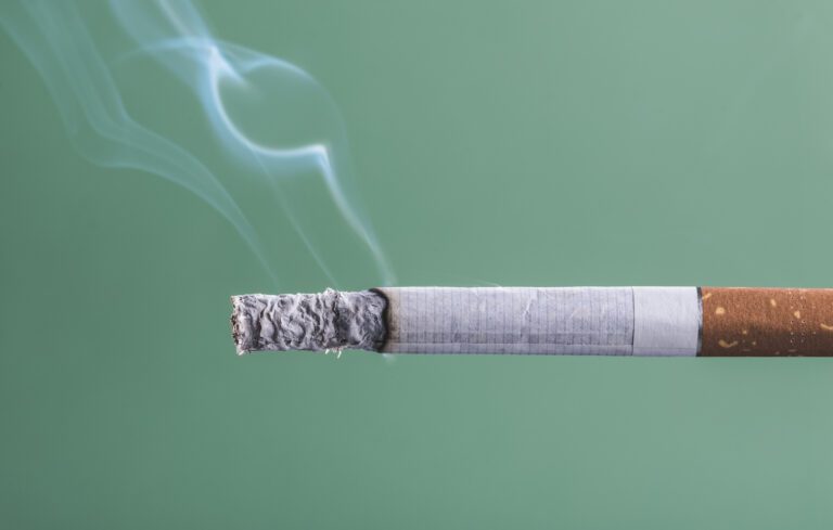 Buscan prohibir la exhibición de cigarros en tiendas