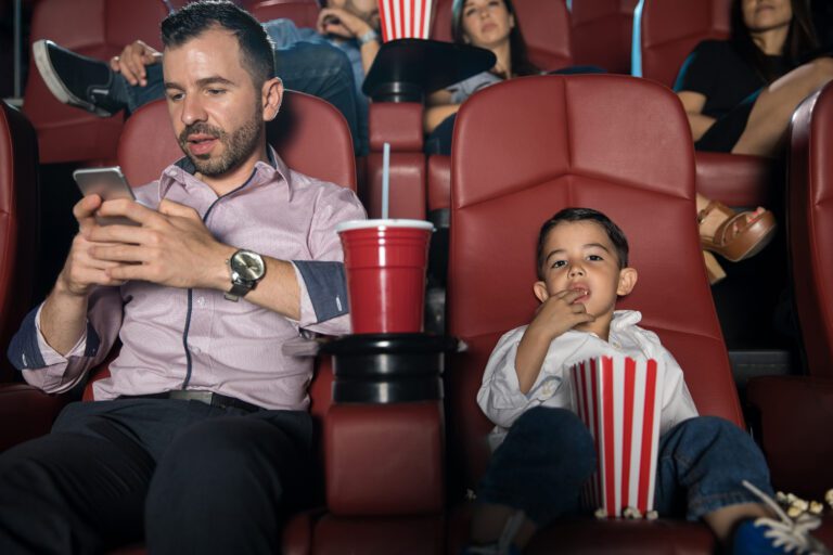 El molesto celular en el cine y en el teatro