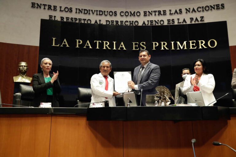 El Pleno del Senado entrega el reconocimiento Dr. Jesús Kumate, al doctor Guilebaldo Cruz Cortés