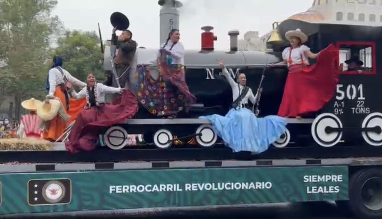 Desfile de la Revolución Mexicana incluyó carro temático de la perrita “Frida”