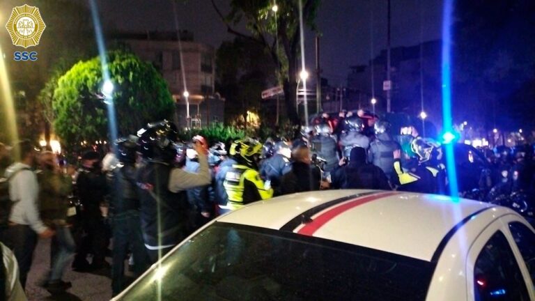 Motociclistas se manifiestan contra nuevas disposiciones y terminan en riña con policías de la CDMX
