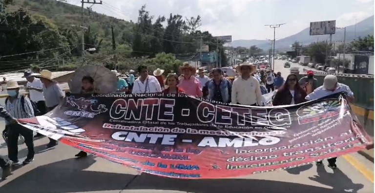 Maestros de Guerrero se dirigen en caravana hacia la CDMX