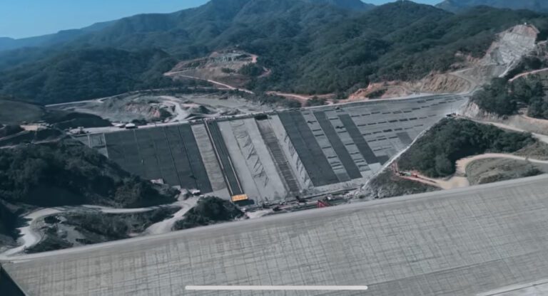 El presidente de México supervisa la construcción de presas en Sinaloa