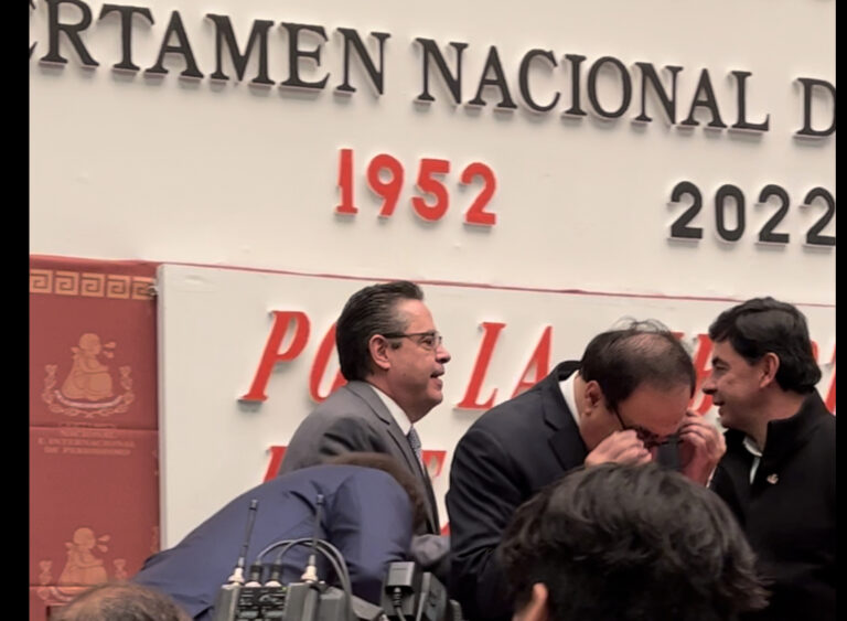 Antonio Ibarra recibe en nombre de Francisco Ibarra Premio Nacional de Periodismo