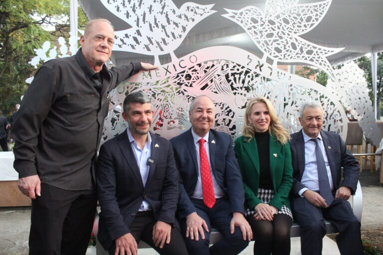 Embajada de Israel inaugura Banca de la Amistad realizada por el artista Noé Katz