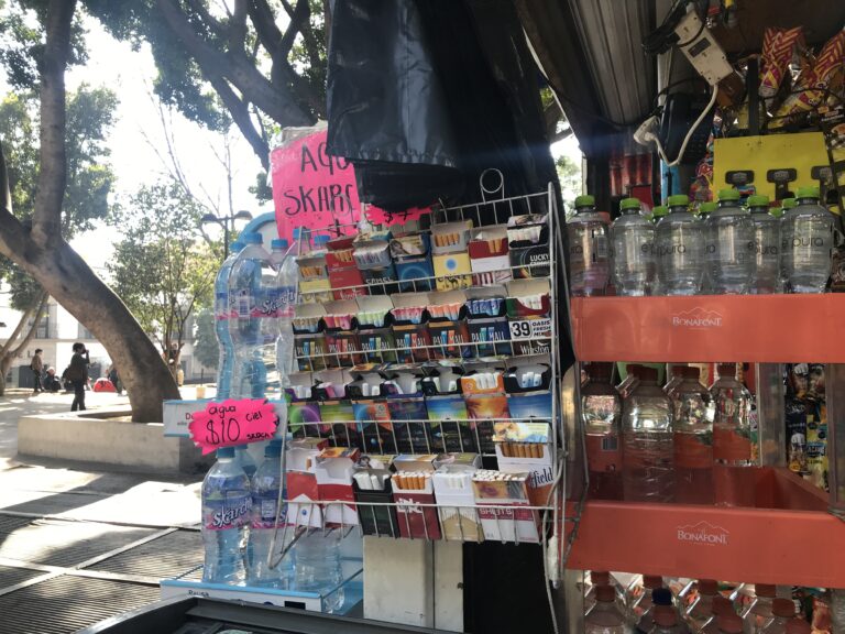 Venta y exhibición de cigarros pese prohibición