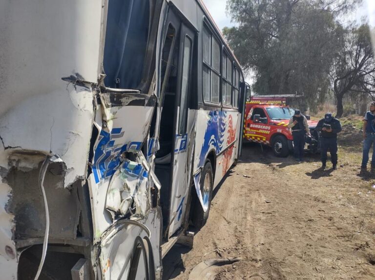 Por querer ganarle al tren en Tecamac autobús es embestido y deja 4 personas lesionadas