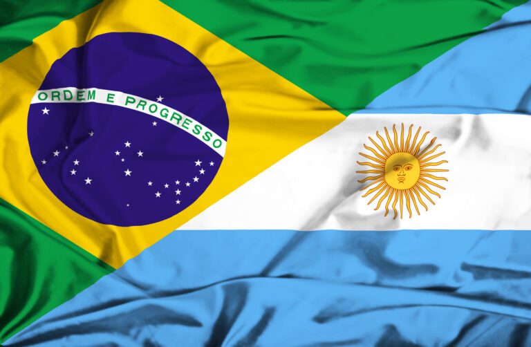 Buscarán Argentina y Brasil crear una moneda en común 