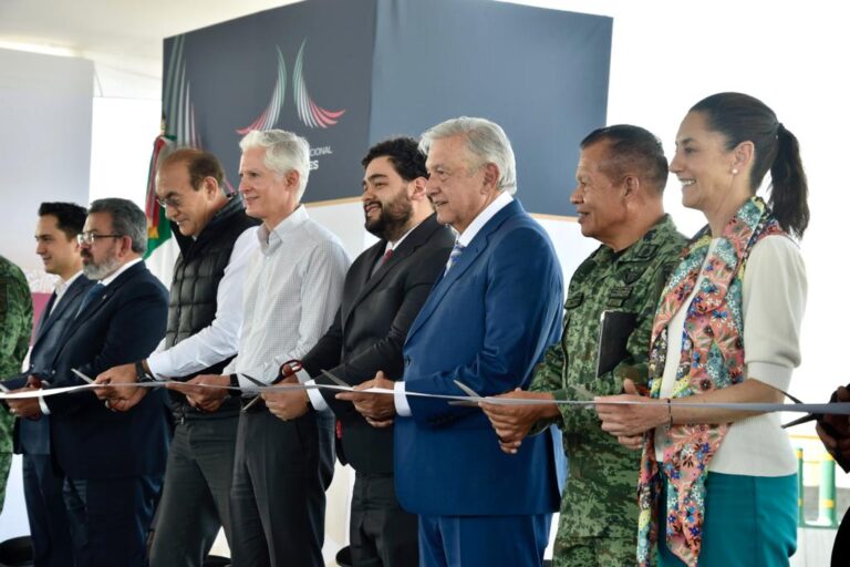 Inaugura el presidente de México vialidad de acceso al AIFA