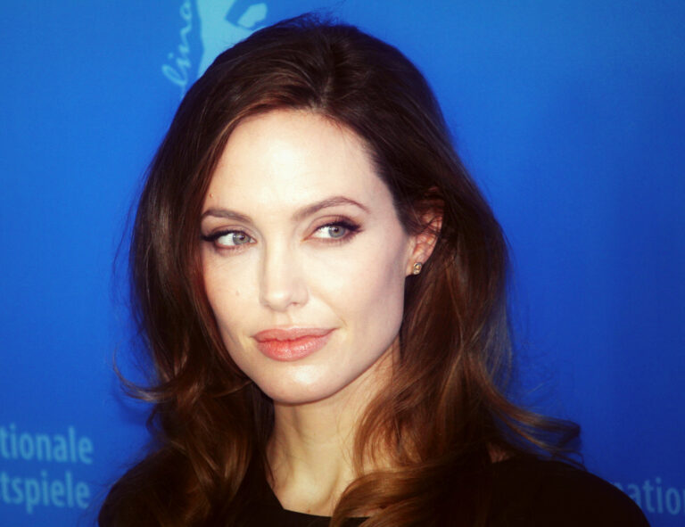 Angelina Jolie venderá ropa confeccionada por refugiados