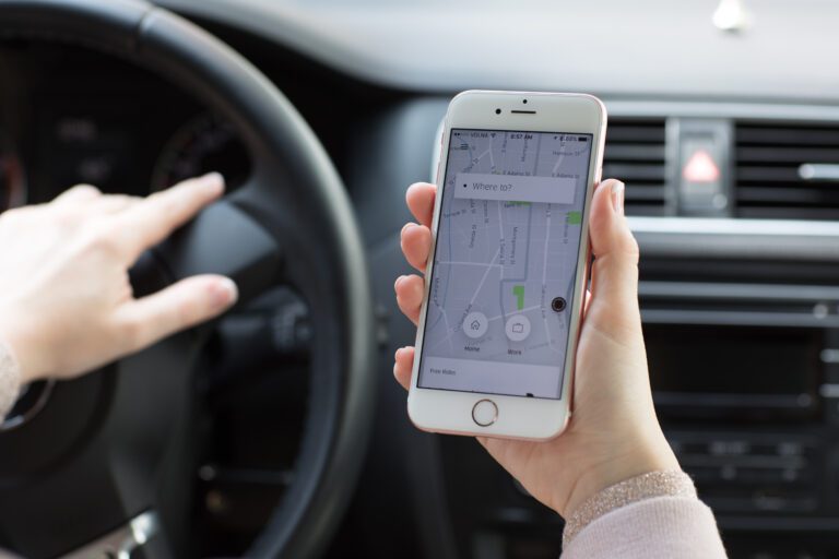 uber-aplicación-coche-vehículo-teléfono-conductor