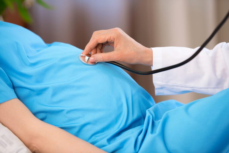embarazo-doctor-revisión-hospital-embarazada
