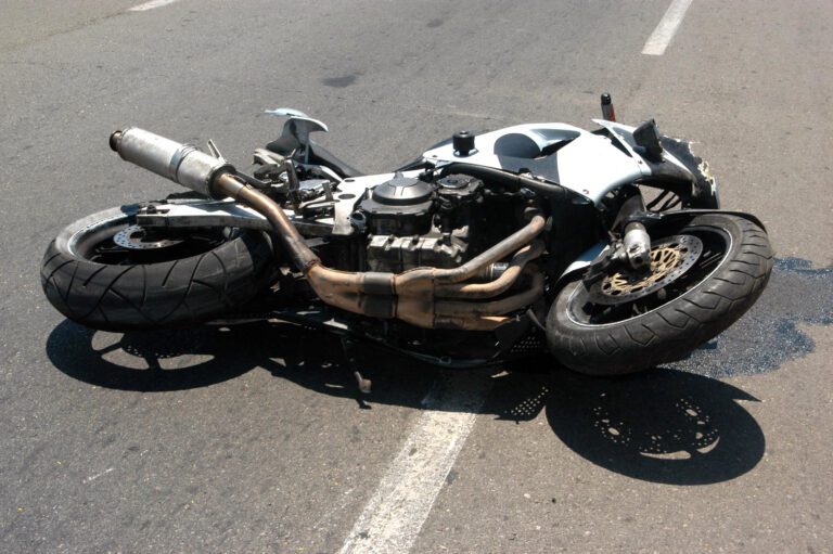 Muere motociclista tras caer en coladera en mal estado