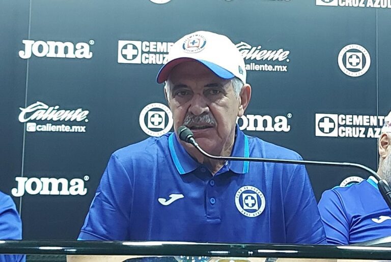 El Cruz Azul presenta a Ricardo Ferretti.