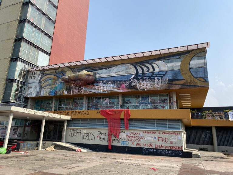Encapuchados vandalizaron y pintaron el emblemático mural de David Alfaro Siqueiros en la torre de Rectoría de la UNAM