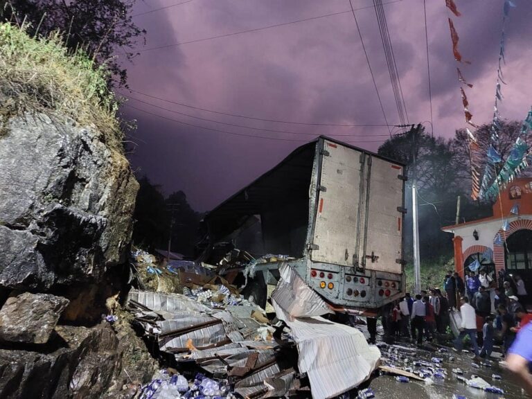 Tráiler sin frenos ocasiona aparatoso choque en Chiapas; reportan varios heridos