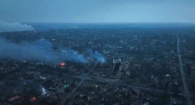 En la ciudad ucraniana de Bajmut se libran encarnizados combates