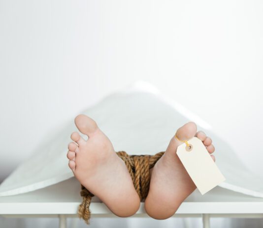 morgue-cuerpo-mujer-etiqueta