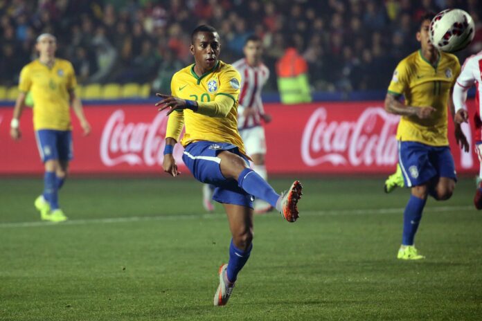 Brazil's Robinho, center, shoots against Paraguay during the Copa America 2015 quarter-final soccer match between Brazil and Paraguay at the Ester Roa Rebolledo Stadium in Concepcion, Chile, 27 June 2015.