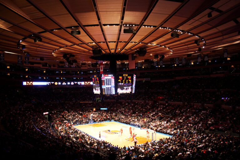 Panoramic view of madison square garden during NBA match: ny knicks vs toronto raprtors in december 2011