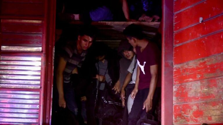 Policías de Ecatepec rescatan a 132 migrantes indocumentados