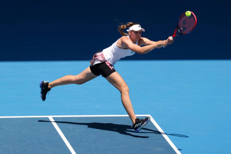 Elena Rybakina elimina a Sakkari y sigue viva en las WTA Finals