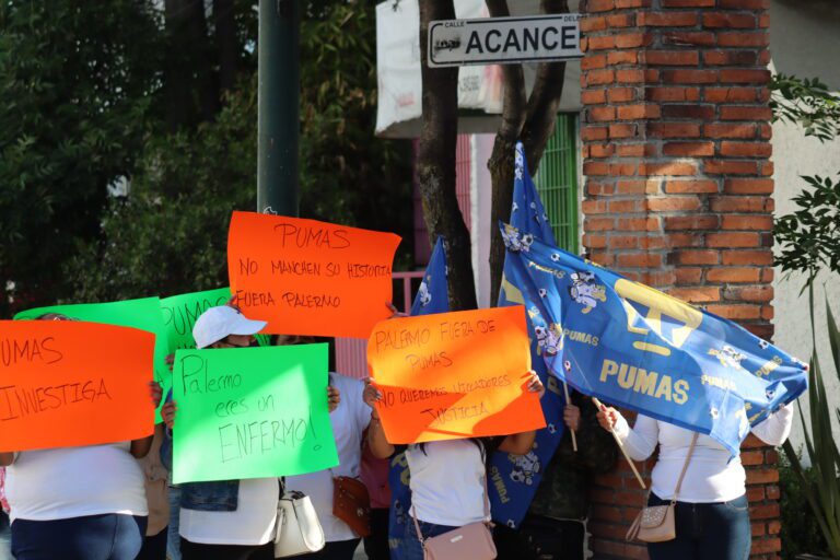 Replican protesta contra jugador de Pumas