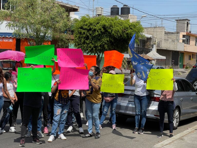 Aficionadas de Pumas protestan en “cantera” contra Arturo Ortiz “Palermo”