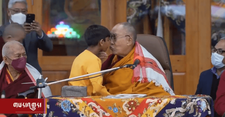 ¡Indignación a nivel mundial! Dalai Lama intenta besar a niño y le pide que le succione la lengua