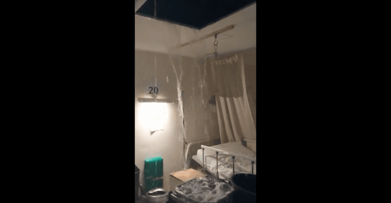¿Cómo Dinamarca? Por lluvias, colapsa el techo y se inunda una clínica del IMSS en Veracruz