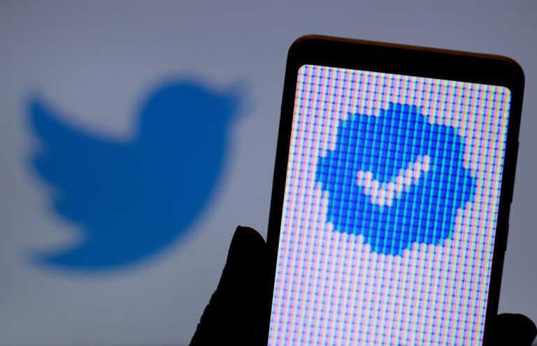 Twitter lo cumple y elimina la “palomita azul” de las cuentas de usuarios
