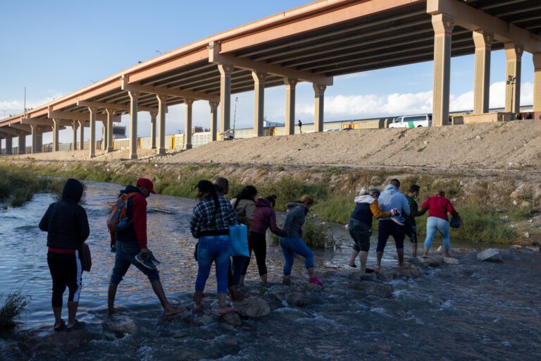 Envía Estados Unidos a 24 mil agentes a la frontera con México por incremento de migrantes