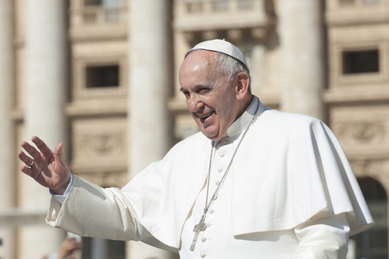 El papa Francisco hace un llamado a proteger a civiles y respetar Derecho Humanos