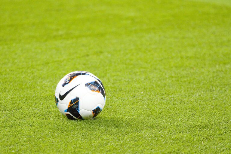 Edson Álvarez y los “Hammers” buscan “pegarle” al campeón Manchester City.