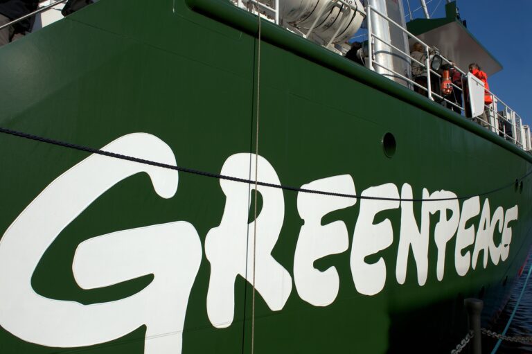Rusia vs Greenpeace, la organización ambientalista responde al Kremlin por calificarla de “indeseable”