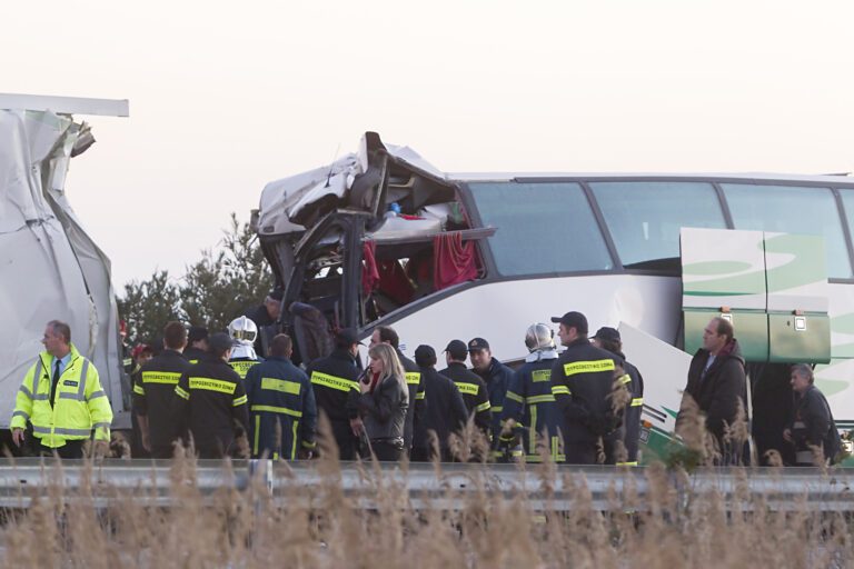 Un autobús con 57 migrantes a bordo se accidenta en Matehuala, San Luis Potosí