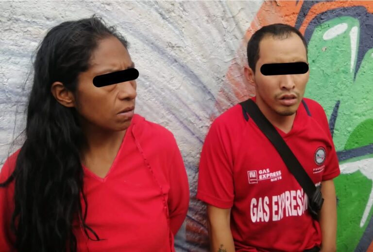 Policías de Ecatepec detienen a pareja relacionada con robo en tiendas de autoservicio
