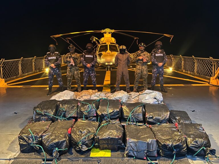 Marina decomisa más de mil 400 kilogramos de cocaína en las costas de Michoacán