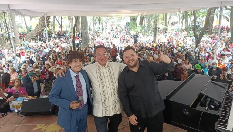 Deleitan De la Cadena y Humberto Cravioto a miles en Azcapotzalco
