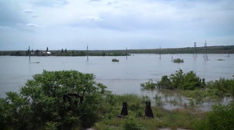 Zelensky visita las zonas inundadas por la destrucción de la presa Kajovka