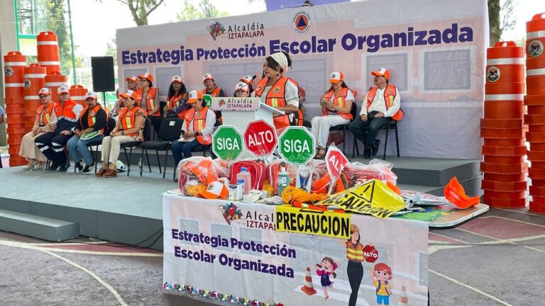La Alcaldía Iztapalapa entrega a escuelas kits de Protección Civil