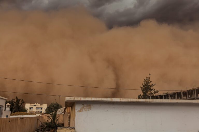 Tormenta de arena provoca daños en Sonora y deja sin servicio eléctrico a la población 