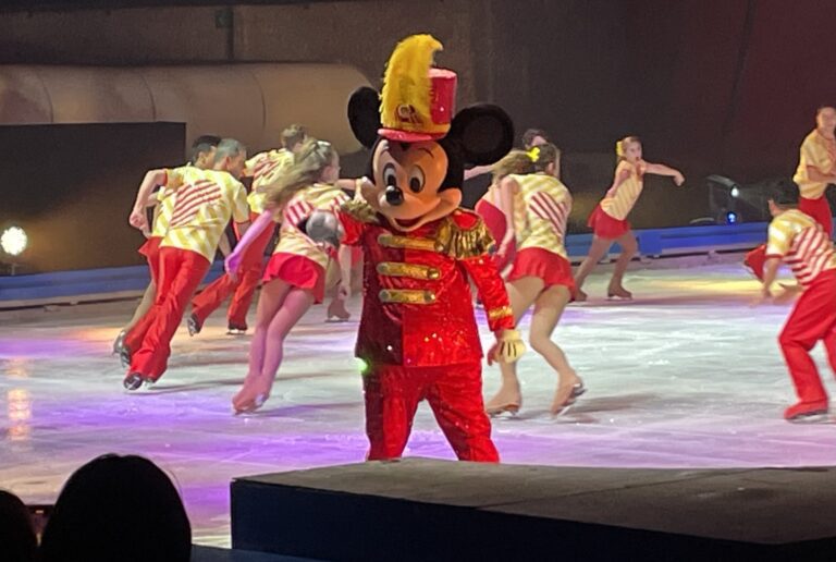A falta de actores, Mickey Mouse desfila por alfombra roja
