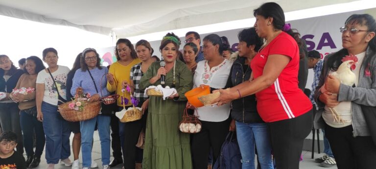 Alcaldía de Iztapalapa entrega gallinas ponedoras
