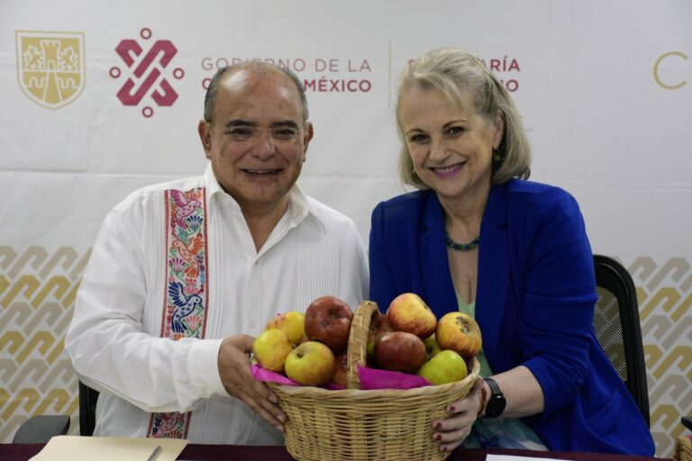La Secretaria de Turismo de la Ciudad de México, Nathalie Desplas y el presidente municipal de Zacatlán, José Luis Márquez.