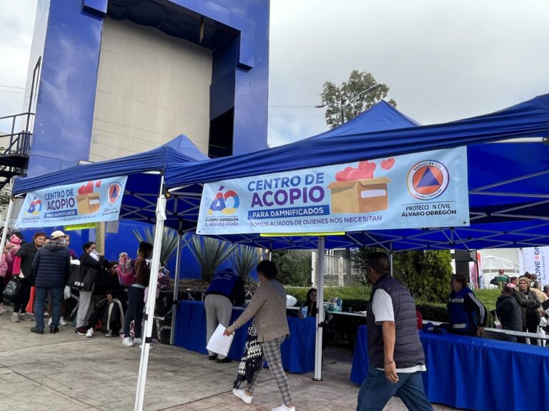 Con lo que pueden habitantes de la alcaldía Álvaro Obregón, acuden al Centro de Acopio para damnificados en Guerrero